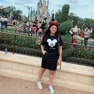 Meet your Posher, Larissa